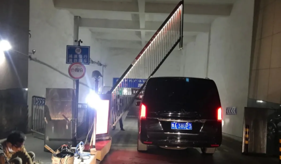 萬廈物業(yè)停車場抬桿放行，開到一半車卻被桿砸了